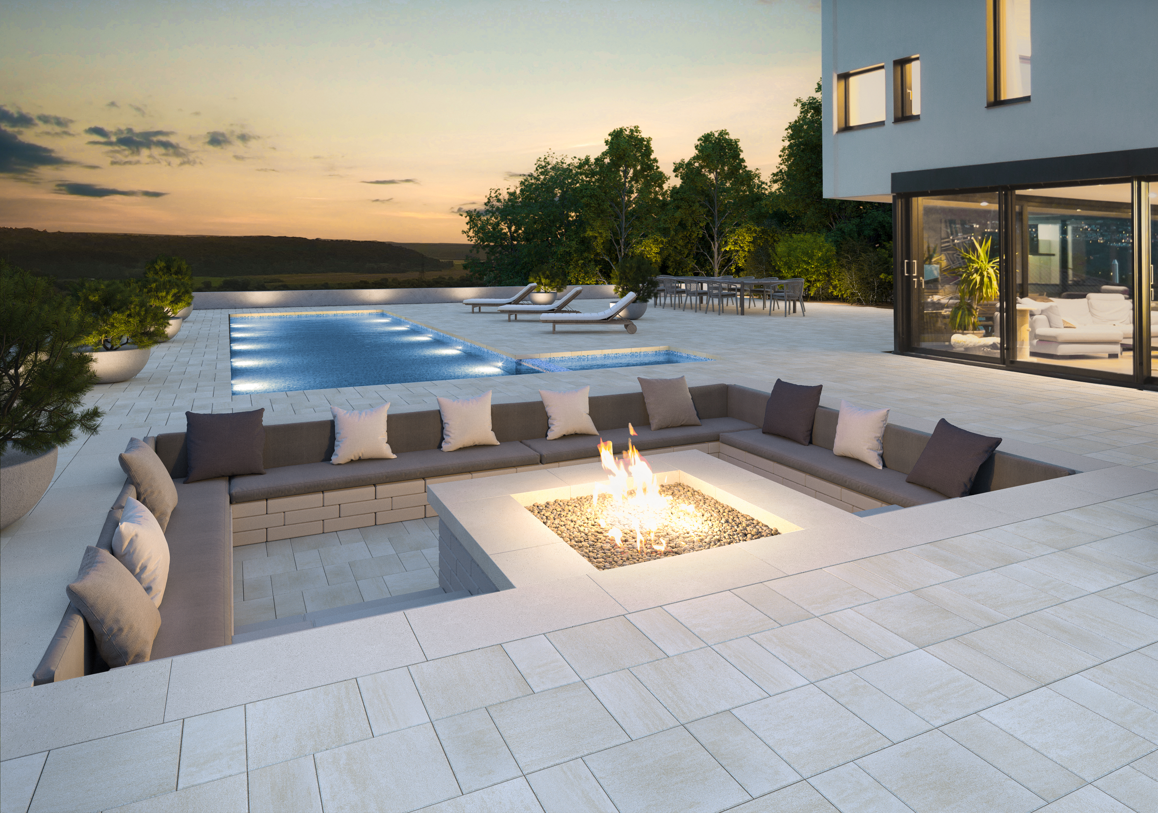 Patio trasero con piscina y salón hundido con hoguera