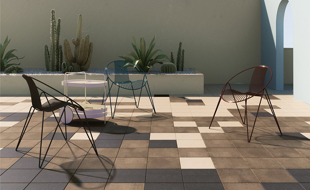 Patio trasero pequeño y moderno con patrón de adoquines que utiliza diferentes colores